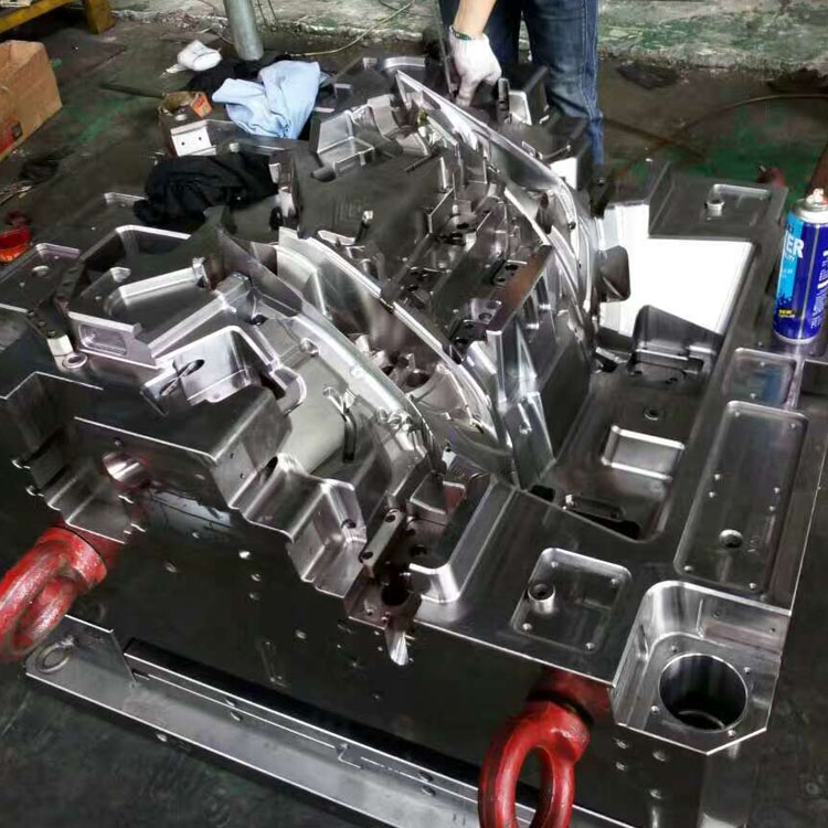 Die Bedeutung der elektrischen Entladungsbearbeitung (EDM) für Injektionsformen